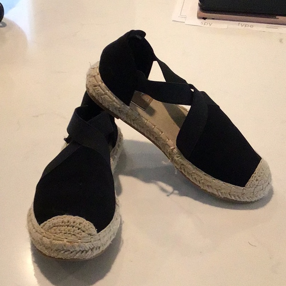 Girls sz 1 espadrille shoes. New. Black